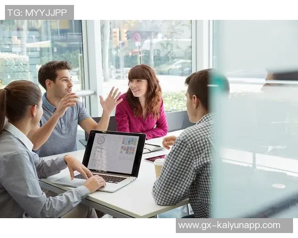 拉拉维亚分享球队会议积极氛围强调团结与建设性沟通的重要性