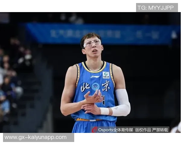 周琦表现平平提前退赛仅得5分9板第三节提前返回更衣室引发关注 周琦表现平平提前退赛仅得5分9板第三节提前返回更衣室引发关注