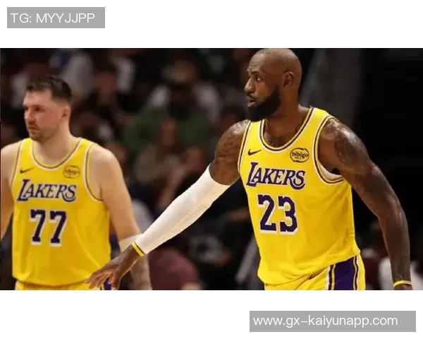 湖人专机顺利起飞前往芝加哥更换机场引发球迷热议 湖人专机顺利起飞前往芝加哥更换机场引发球迷热议